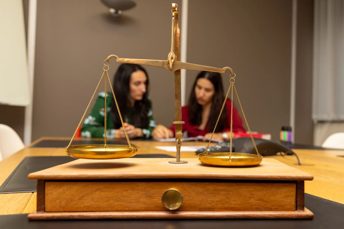 Équipe d'avocats analysant des documents et des outils techniques