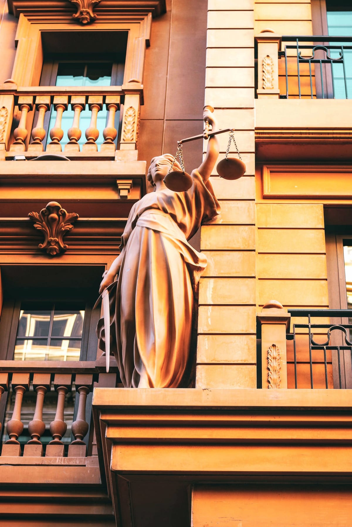Statue de la Justice tenant une balance