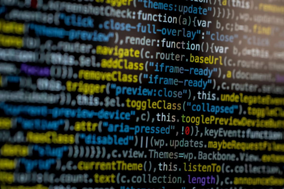Lignes de code informatique colorées sur un écran