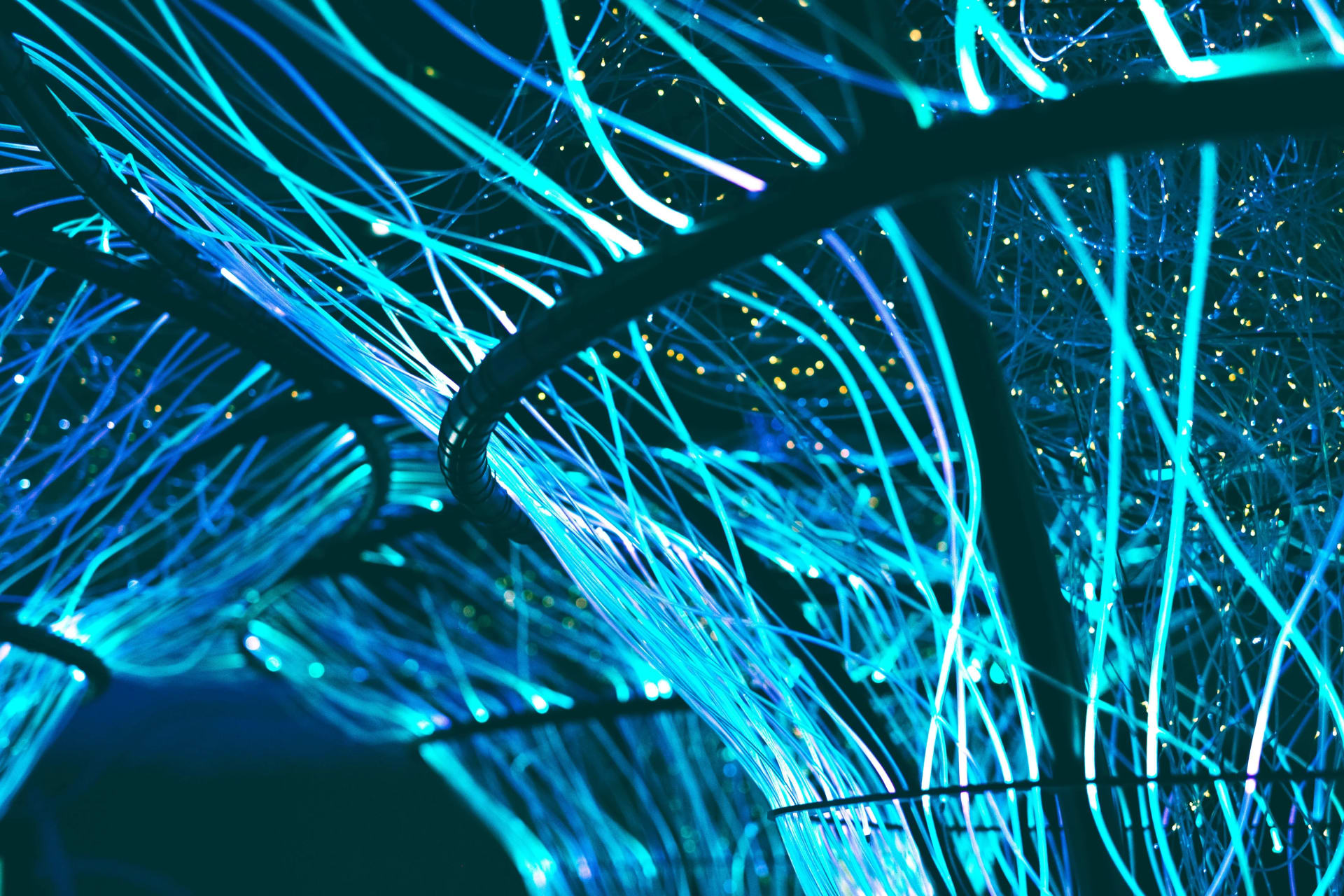 Fibres optiques lumineuses évoquant une infrastructure réseau en alerte