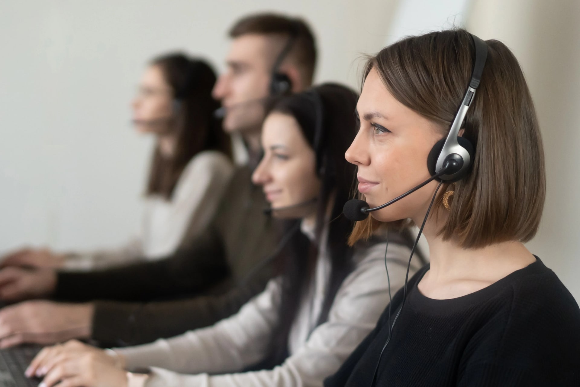 Conseillers équipés de casques répondant aux demandes d'assistance