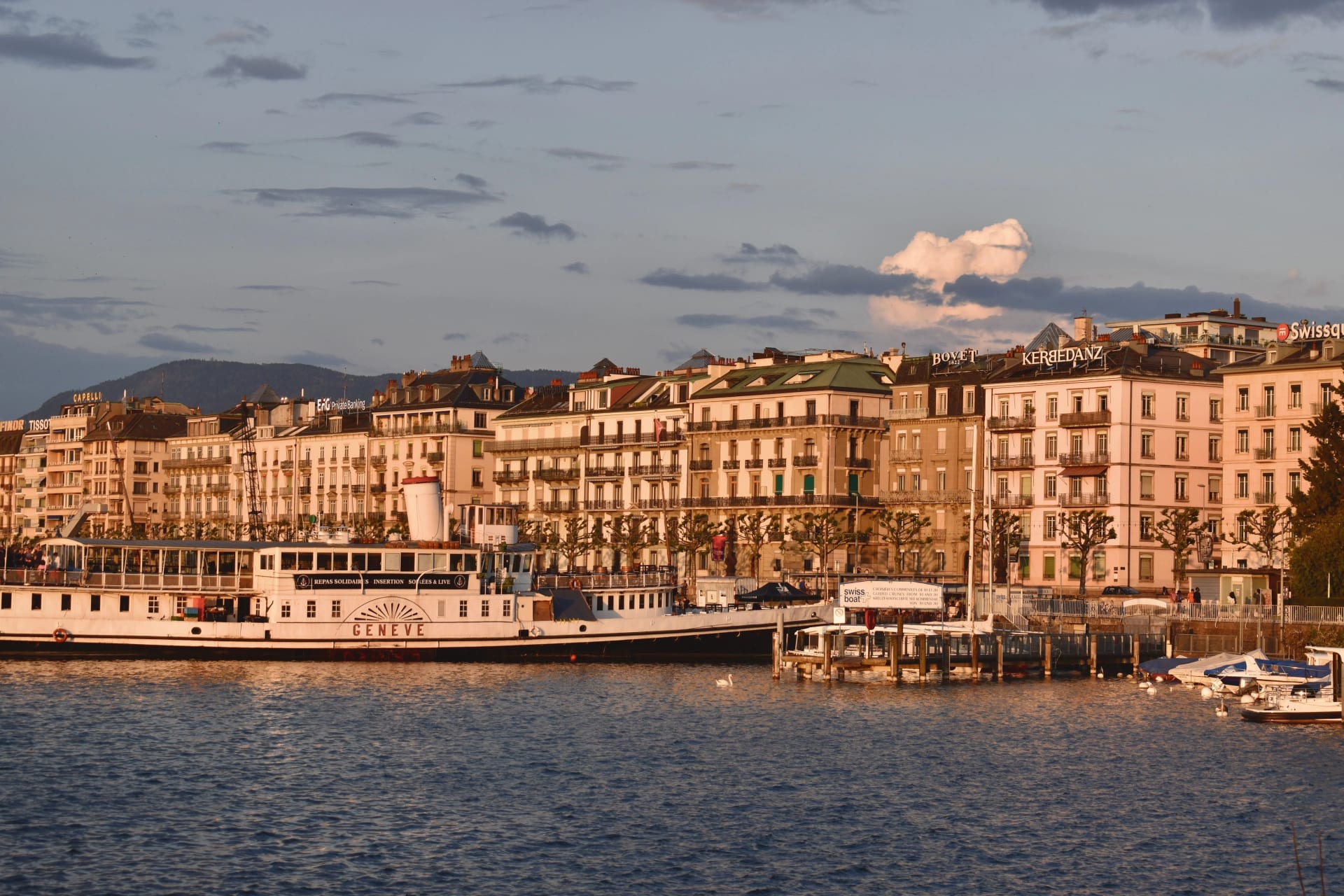 Quais de Genève et le lac Léman au coucher du soleil