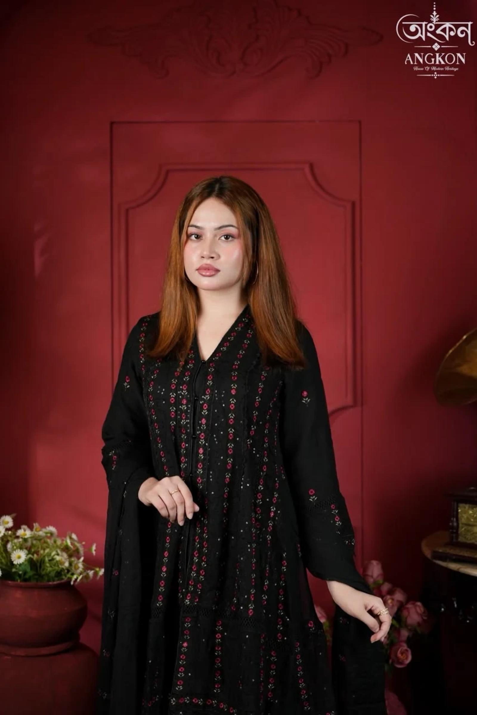 Safa-Marwa – Black Floral Embroidered Suit