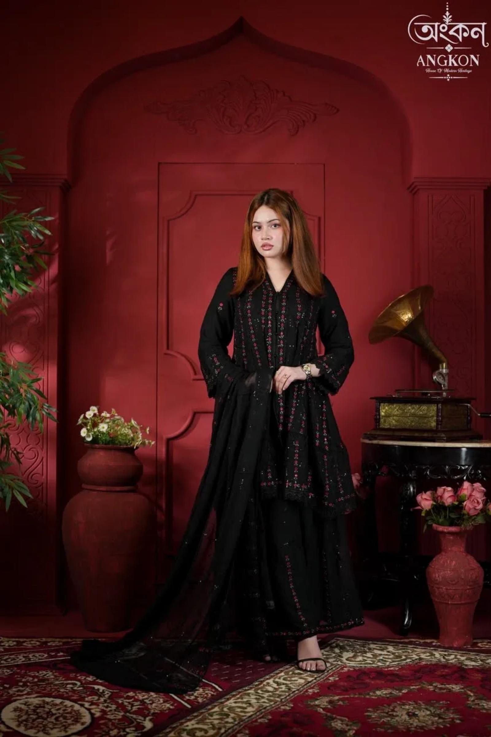 Safa-Marwa – Black Floral Embroidered Suit