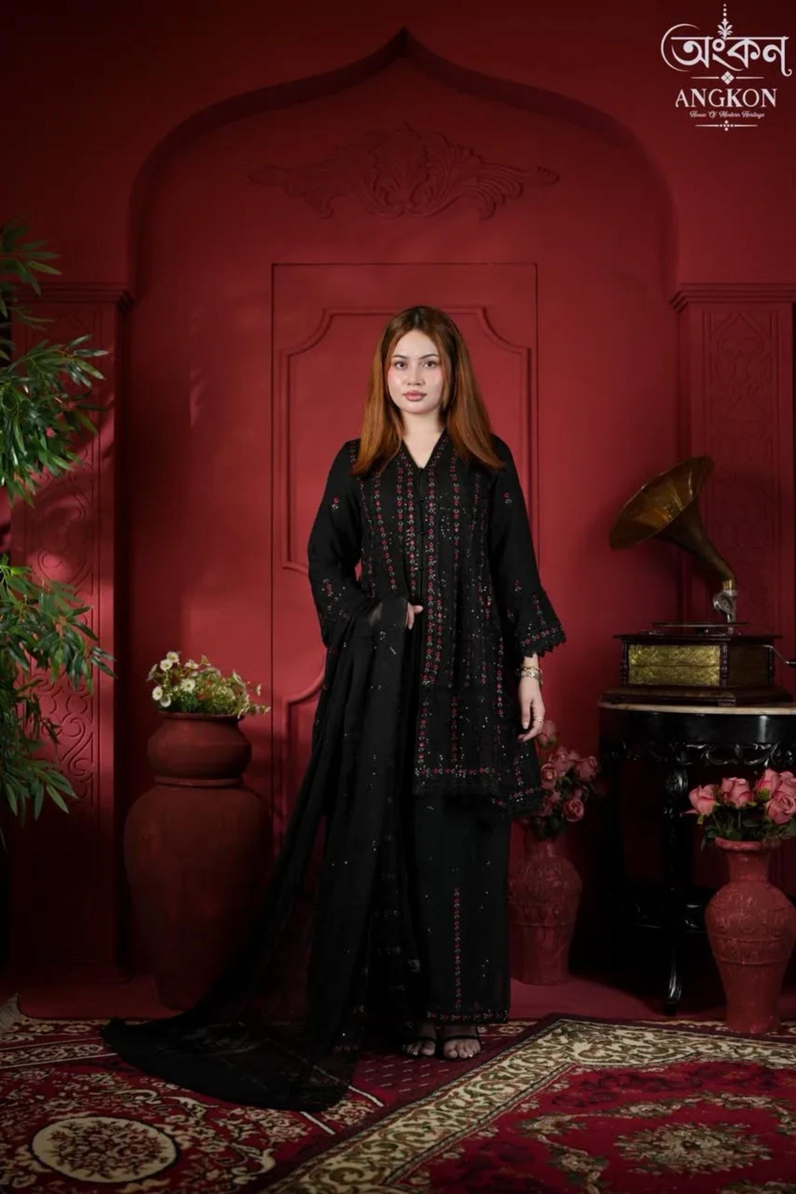 Safa-Marwa – Black Floral Embroidered Suit