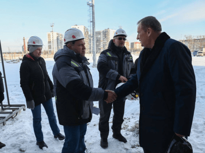 Александр Дрозденко проверил строительство школы в Новоселье