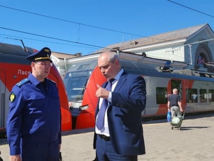 Заместитель транспортного прокурора принимал жалобы по пути из Петербурга в Выборг