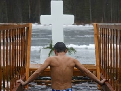 В прорубь — с головой. Врач рассказала, как безопасно окунаться накануне Крещения Господня