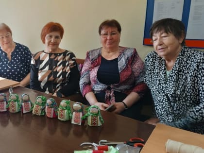 В офисе ВОИ провели очередной мастер-класс по изготовлению куколки оберега Крупенички.