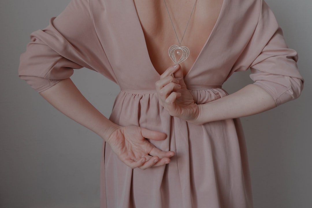 Nằm mơ thấy Áo của phụ nữ: Giải Mã Điềm Báo Tình...