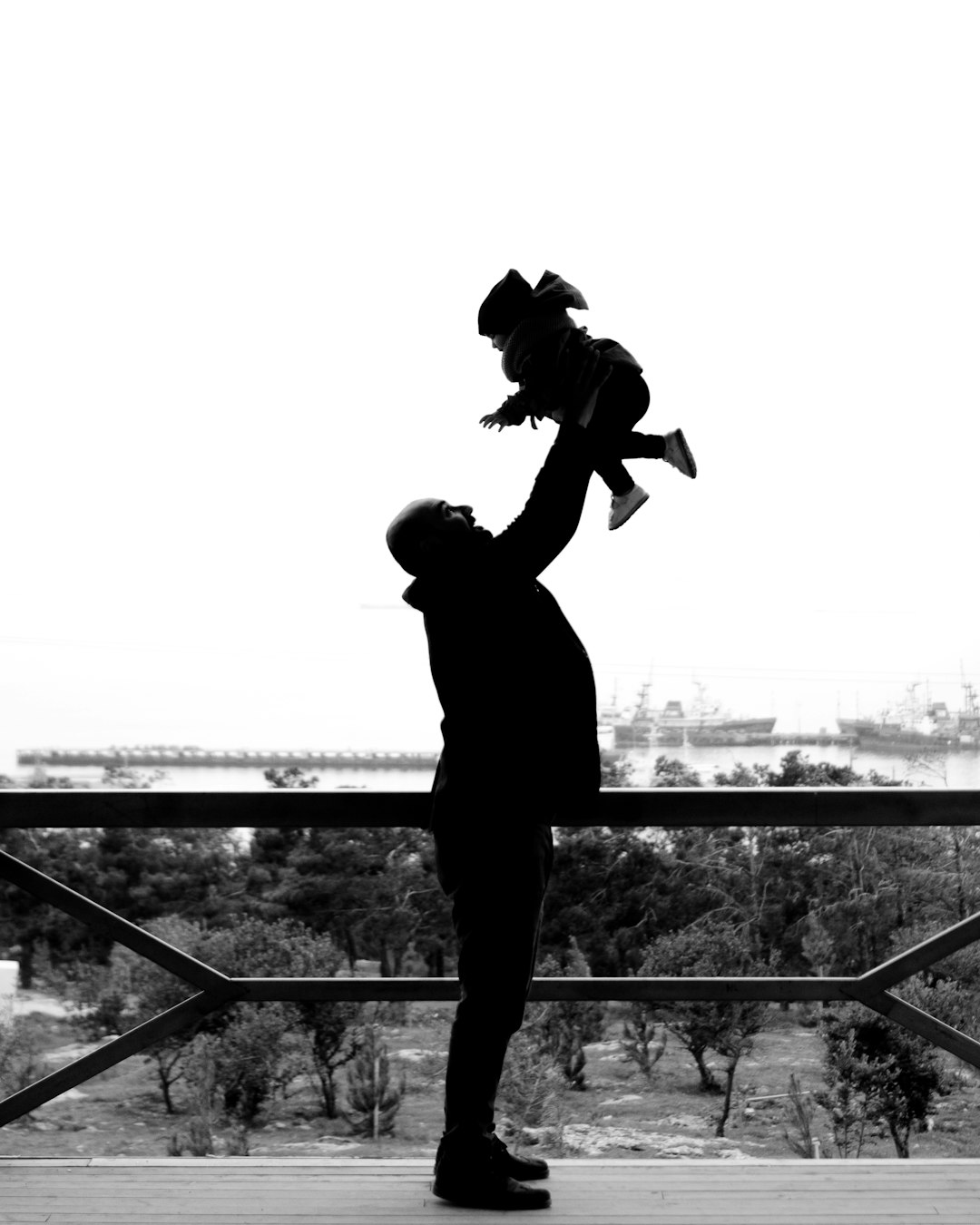 Nằm mơ thấy Bố bế con gái: Giải Mã Điềm Báo Gia...