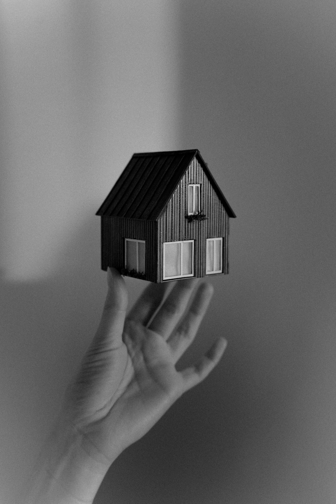 Nằm mơ thấy Cái nhà: Giải Mã Điềm Báo & Số Đề