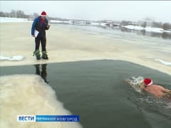 Сильные морозы не помешали новгородским моржам провести новогодний заплыв в Волхове