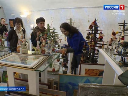 А арт-галерее «На Торгу» открыта выставка художников Великого Новгорода и Санкт-Петербурга, которые создают необычные елочные игрушки