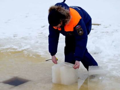 В Великом Новгороде спасатели проверили лёд на прочность