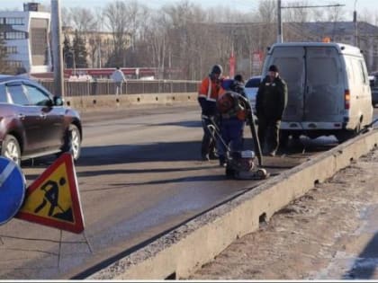 До потепления дефекты на гарантийных дорогах в Великом Новгороде латают холодным асфальтом