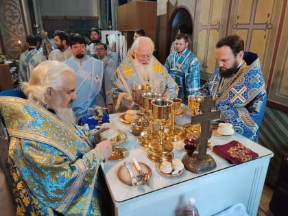 Три архиерея совершили богослужения в день празднования главной святыни Великого Новгорода – иконы Богородицы «Знамение»