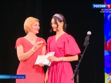 В Великом Новгороде проходят церемонии вручения выпускникам школ и гимназий аттестатов о среднем общем образовании