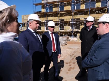 Школу в Боровичах собираются достроить до конца года