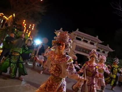 Танец дракона и железные цветы – жители Цзыбо представили сюжет о народных обычаях Праздника Весны