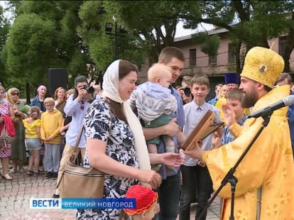 День Семьи, любви и верности в Новгородской области начался с божественной литургии и молебна в православных храмах