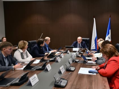 Традиционно в преддверии заседания Новгородской областной Думы депутаты прорабатывают повестку на заседаниях профильных комитетов