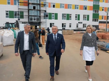 Партийный десант высадился на социальных объектах Боровичей