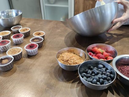 Три студентки Чудовского техникума стали участницами экскурсии по новгородскому кондитерскому производству