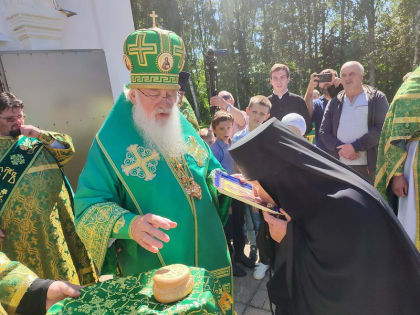 Митрополит Лев освятил новые купольные кресты храма преподобного Варлаама Хутынского Николо-Косинского монастыря
