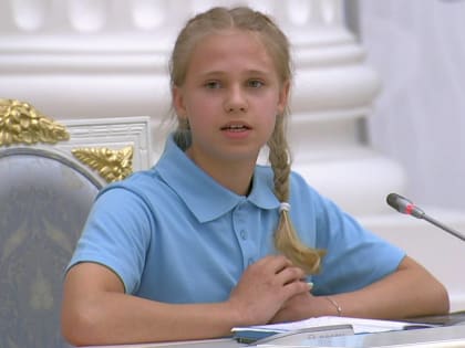 Дарья Арсеньева из Старой Руссы передала Владимиру Путина книгу об истории родного города