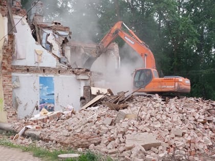 В Великом Новгороде сносят аварийный дом