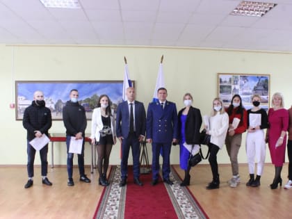 Восьми сиротам торжественно вручили ключи от квартир в Великом Новгороде