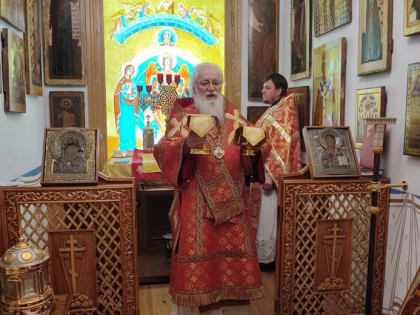 Митрополит Лев совершил Литургию в храме Всех Новгородских святых