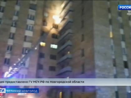 В Великом Новгороде на улице Саши Устинова ночью произошел серьезный пожар