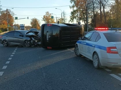 В Спасской Полисти на М10 опрокинулся микроавтобус