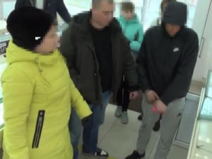Грабитель вооруженный обрезком металлической трубы, зашёл в ювелирный магазин в Великом Новгороде и похитил ювелирных украшений на 4 миллиона рублей. Его задержали в Тютицах