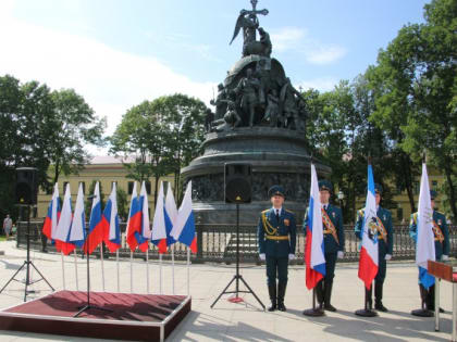 В Новгородском кремле прошла акция, посвященная Дню Государственного флага