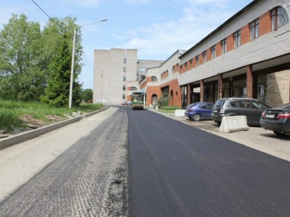 На улице Саши Устинова приступили к укладке выравнивающего слоя