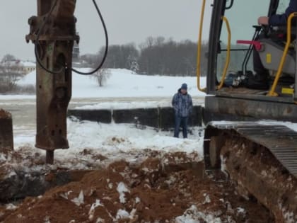 Конец ужасной эпохи: заброшенную набережную в Великом Новгороде начали демонтировать