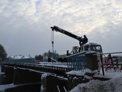 В Старой Руссе ремонтируют перила Живого моста