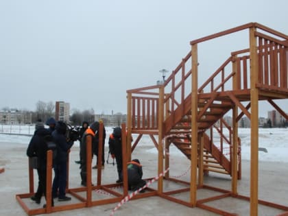 На Софийской набережной в Великом Новгороде устанавливают деревянную горку