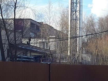 В Великом Новгороде выясняют, каким образом двое детей попали на крышу дома на улице Связи