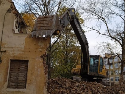 В Великом Новгороде начали сносить аварийный дом