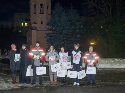 Новгородские добровольцы поздравили пожилых людей с наступающим Новым годом и Рождеством