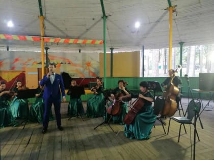 30 июля в рамках губернаторского проекта "Новгородское лето" на танцевальной площадке п. Кулотино прошел концерт камерного оркестра Новгородской областной филармонии и со