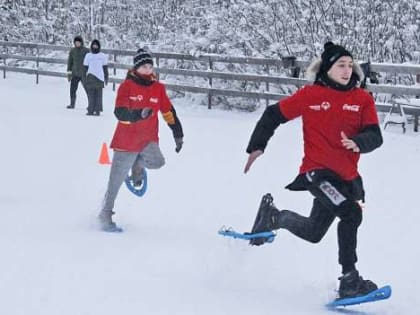 В Окуловке впервые устроили соревнования по бегу на снегоступах