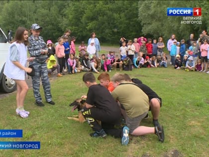 Новгородские полицейские побывали в гостях у воспитанников оздоровительного лагеря "Волынь"