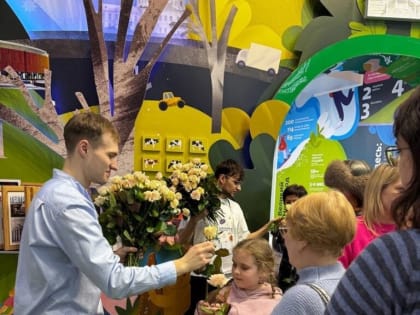 Посетительницам стенда Новгородской области на выставке «Россия» сегодня дарили цветы