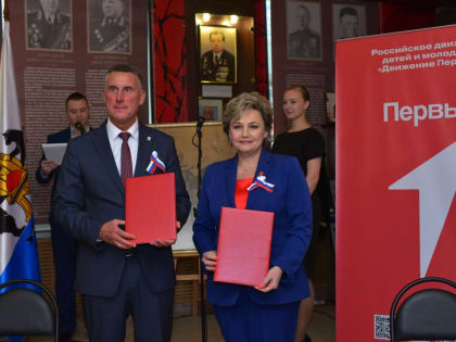 В преддверии Дня народного единства юным новгородцам вручили паспорта