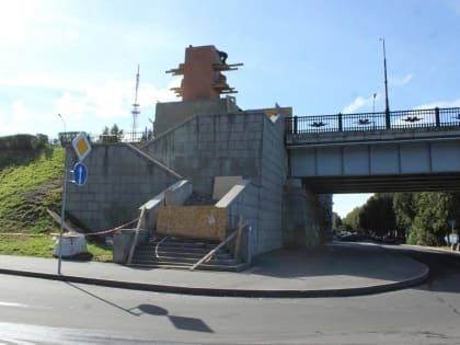 Подрядчик ведет ремонт стел моста Александра Невского